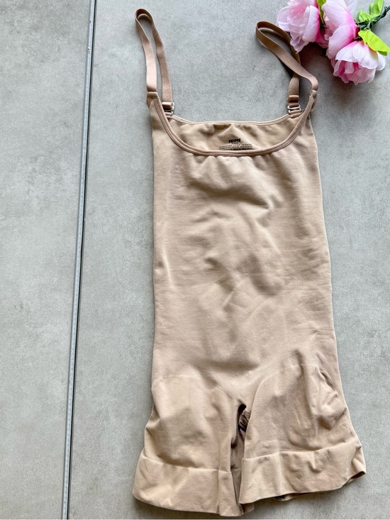 SKIMS Other - Skims Shape wear Medium Tan shorts sleeveless adjustable straps